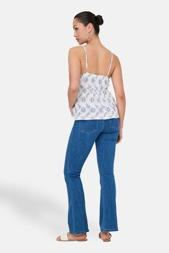 Blouse à manches longues sans manches ONLY, avec motif floral, associée à des jeans bleus et des sandales.