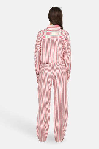 Pantalon rouge ONLY, avec des rayures verticales et une large jambe, vu de derrière.