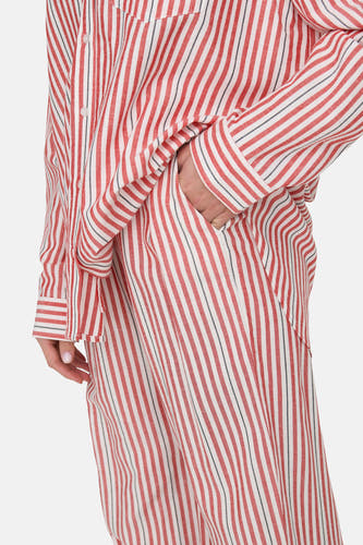 Pantalon rouge ONLY avec un motif à rayures et une main dans la poche.