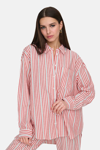 Chemise rayée rouge et blanche à longues manches de ONLY, avec une poche poitrine et des boucles d'oreilles en or.