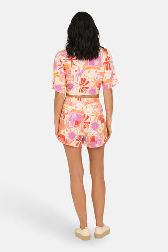 Blouse multicolore à manches courtes de ONLY, avec un motif d'été de palmiers et de soleils.