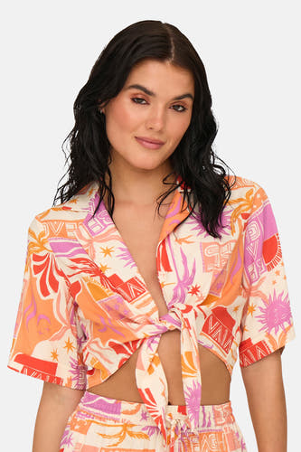 Blouse multicolore à manches courtes de ONLY, avec un détail de nœud et un motif tropical frappant.