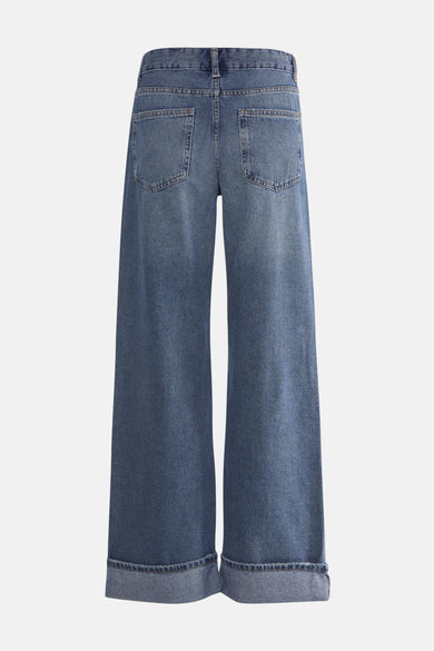 Ella porte des jeans en denim bleu large de ONLY, vue arrière, avec une poche arrière droite et des passants.