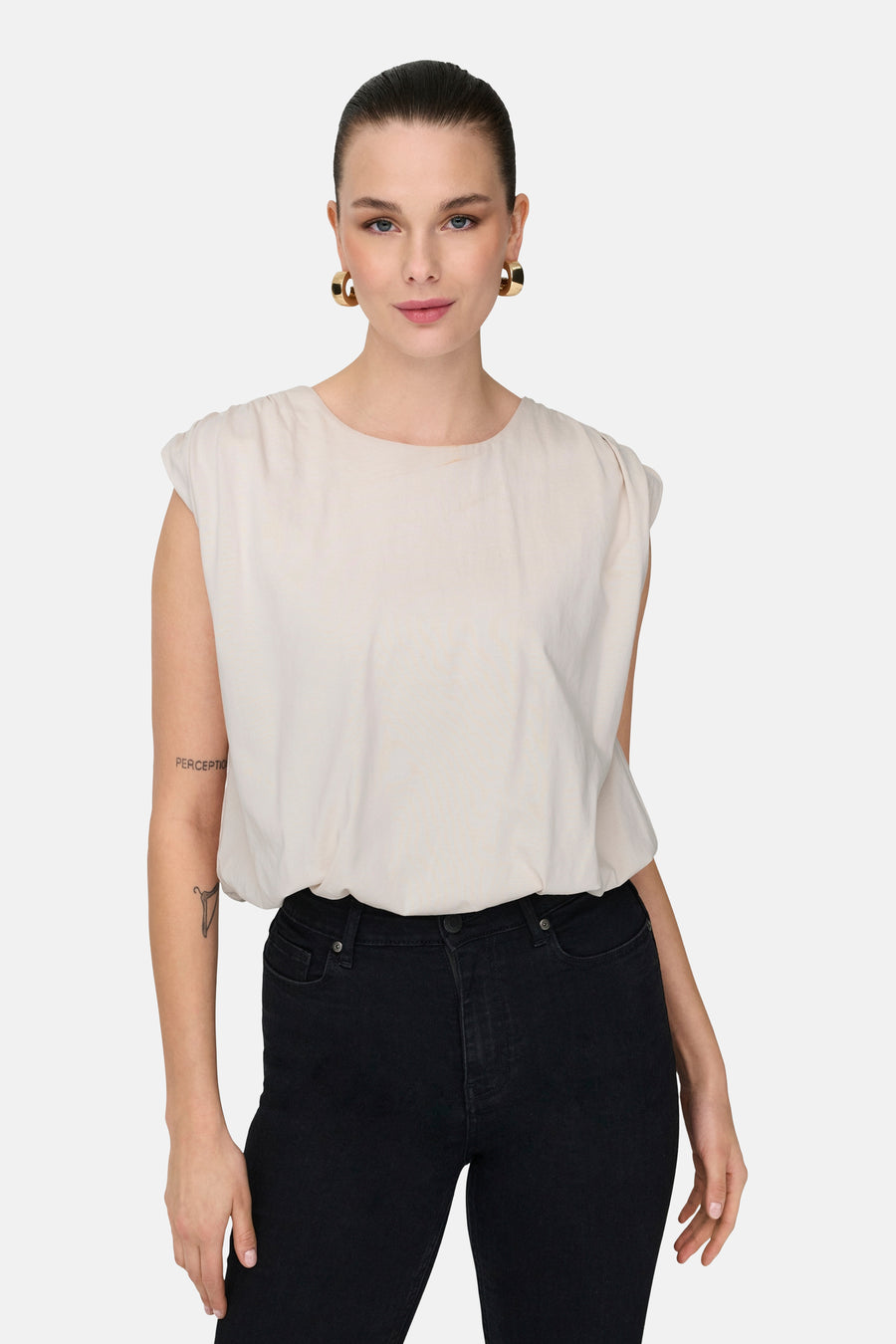 T-shirt blanc JDY avec col rond et jeans noirs.