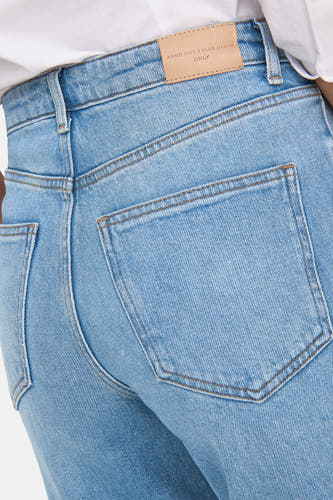 Jean large bleu clair de ONLY, gros plan de l'arrière avec poches et étiquette de marque en cuir.
