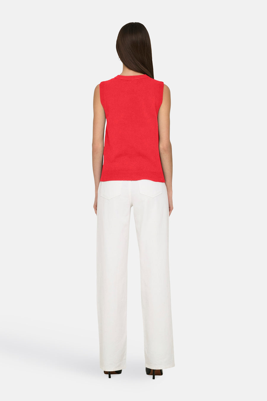 T-shirt rouge ONLY, avec un pantalon blanc et des baskets noires.