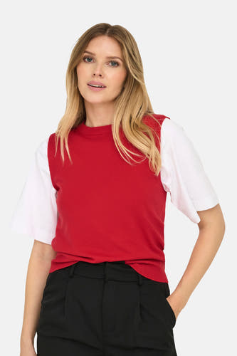 T-shirt rouge ONLY®, combiné avec un shirt blanc et un pantalon noir.