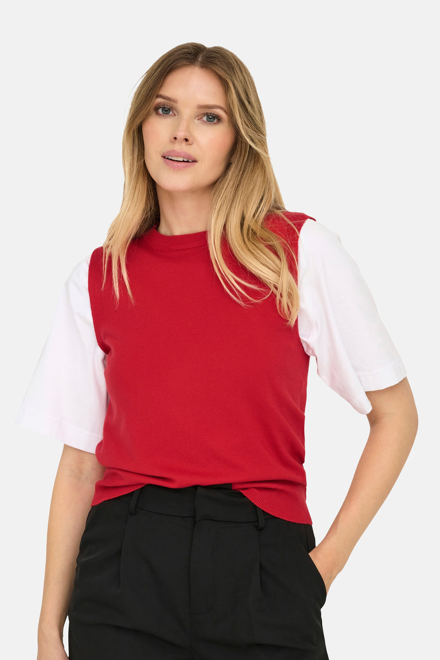 T-shirt rouge ONLY®, combiné avec un shirt blanc et un pantalon noir.