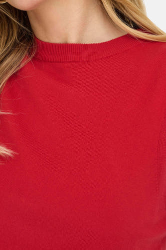 T-shirt rouge ONLY®, gros plan sur la texture et la ligne du cou, avec une touche de cheveux blonds.