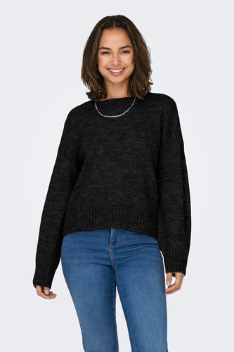 Pull noir avec col rond de ONLY, accompagné d'une chaîne argentée et de jeans bleus.