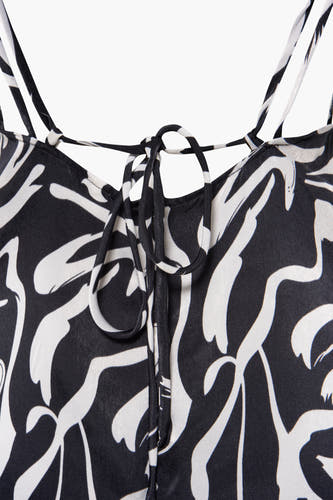 T-shirt sans manches en noir, de ONLY®, avec imprimé zébré et rubans spaghetti.