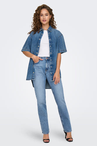 Jean décontracté de denim bleu clair d'ONLY, avec une blouse en denim boutonnée.