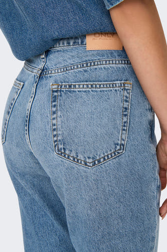 Jean en denim bleu clair large de ONLY, avec une poche arrière et un étiquette en cuir sur la ceinture.
