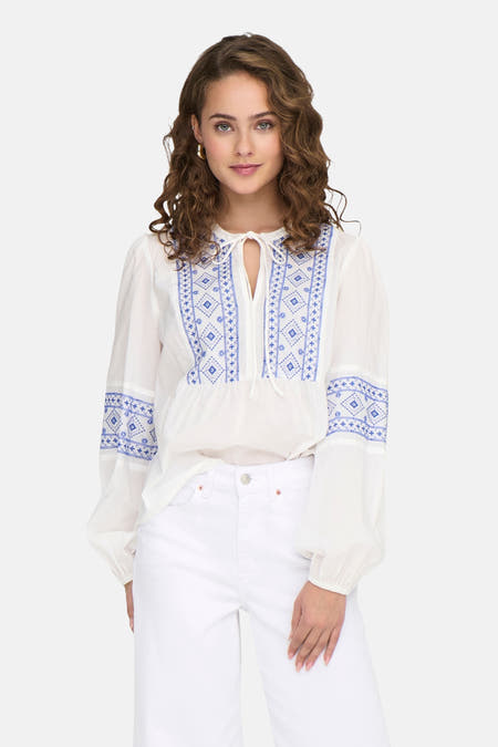 Blouse blanche à longues manches de JDY, dotée de broderie bleue sur les manches et la poitrine.