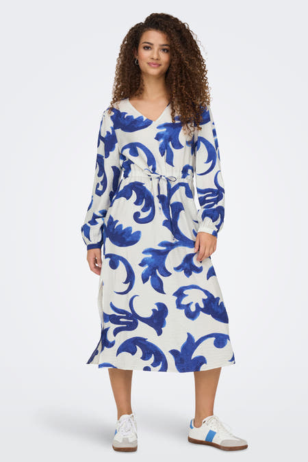 Robe bleue à longues manches de JDY, avec un imprimé de fleurs blancs et bleus et une ceinture rayée.