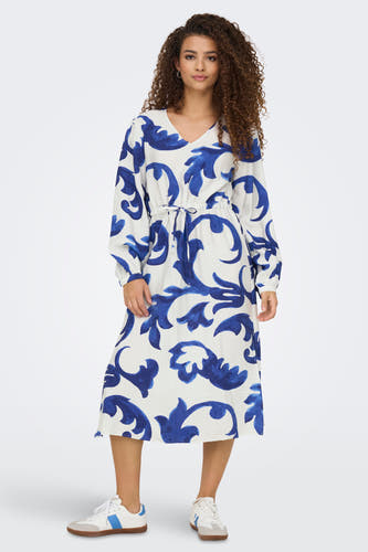 Robe bleue à longues manches de JDY, avec un motif de feuille bleu et blanc et une ceinture élastique.