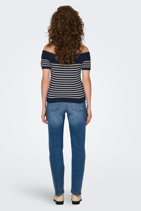 Pull tricoté bleu foncé avec rayures blanches de JDY, modèle épaules dénudées, vue de dos, porté avec un jean bleu