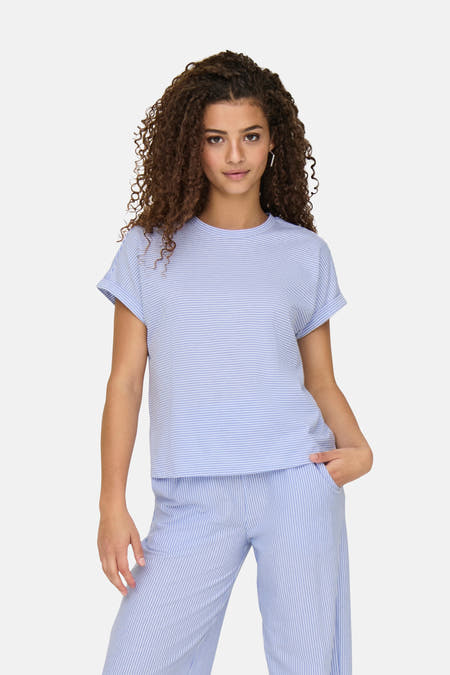 T-shirt rayé bleu de JDY avec des manches courtes, des manches retroussées et une coupe décontractée.