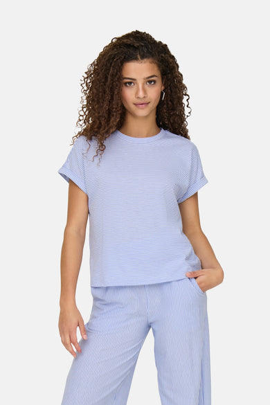 T-shirt rayé bleu de JDY avec des manches courtes, des manches retroussées et une coupe décontractée.