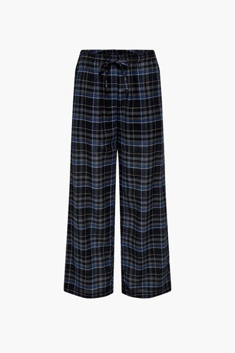 Een zwart-grijze, wijde, geruite broek met trekkoord.