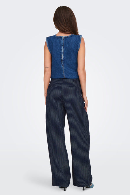 Pantalon bleu d'ONLY avec une rayure blanche et des jambes larges, vu de derrière.