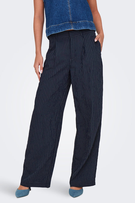 Pantalon bleu de ONLY® avec une rayure blanche et des jambes larges.