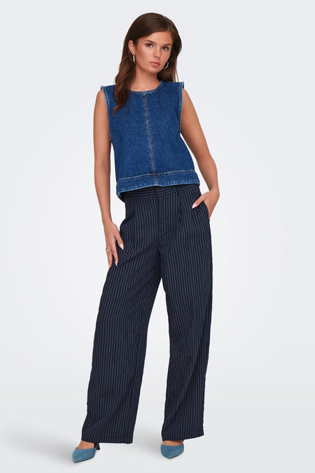 Pantalon bleu de ONLY, avec une rayure blanche et des jambes larges.