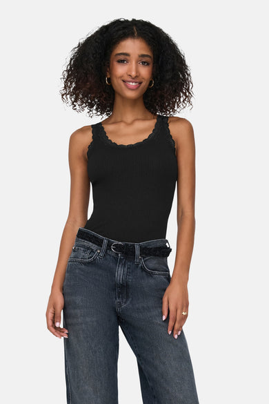 T-shirt sans manches noir d'ONLY, avec des finitions sur les bords le long de la ligne du cou et des emmanchures.