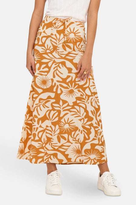 Longue manche orange ONLY, avec un motif floral distinctif et portée avec des baskets blanches.