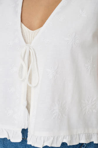 Blouse sans manches ONLY de couleur blanc, avec des motifs de fleurs brodés et des plis à l'our.
