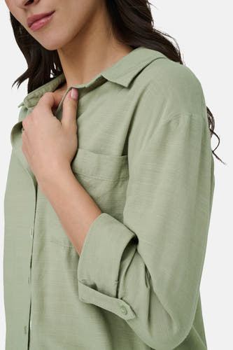 Chemise verte à manches longues de JDY, avec texture visible, col, poche poitrine et manches retroussées.