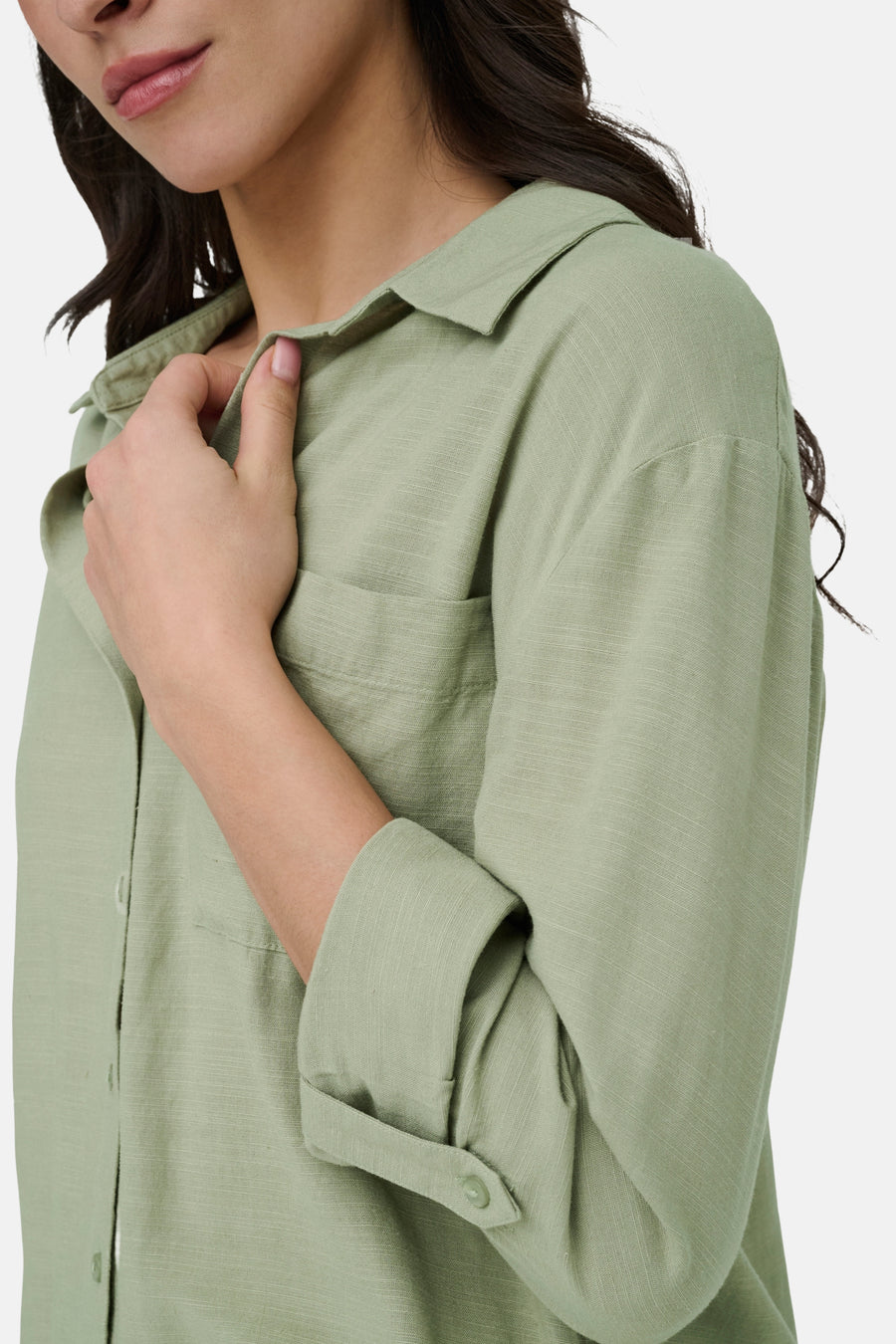 Chemise verte à manches longues de JDY, avec texture visible, col, poche poitrine et manches retroussées.