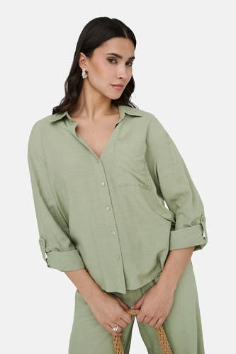 Chemise verte de JDY avec une poche poitrine, des boutons et des manches retroussées.