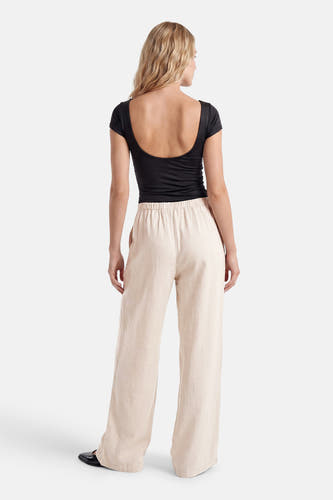 Pantalon écru de JDY avec une taille élastique et des jambes larges, confectionné en tissu tissé léger, vu de dos.