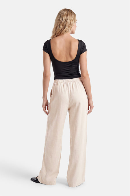 Pantalon écru de JDY avec une taille élastique et des jambes larges, confectionné en tissu tissé léger, vu de dos.