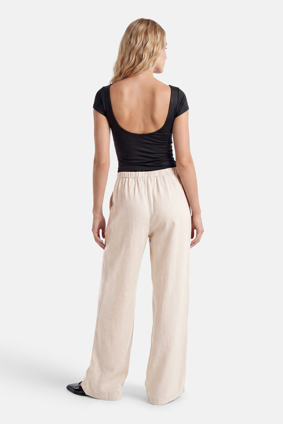Pantalon écru de JDY avec une taille élastique et des jambes larges, confectionné en tissu tissé léger, vu de dos.