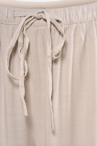 Pantalon écru en tissu aspect lin de JDY avec taille élastique, cordon de serrage et détails plissés.