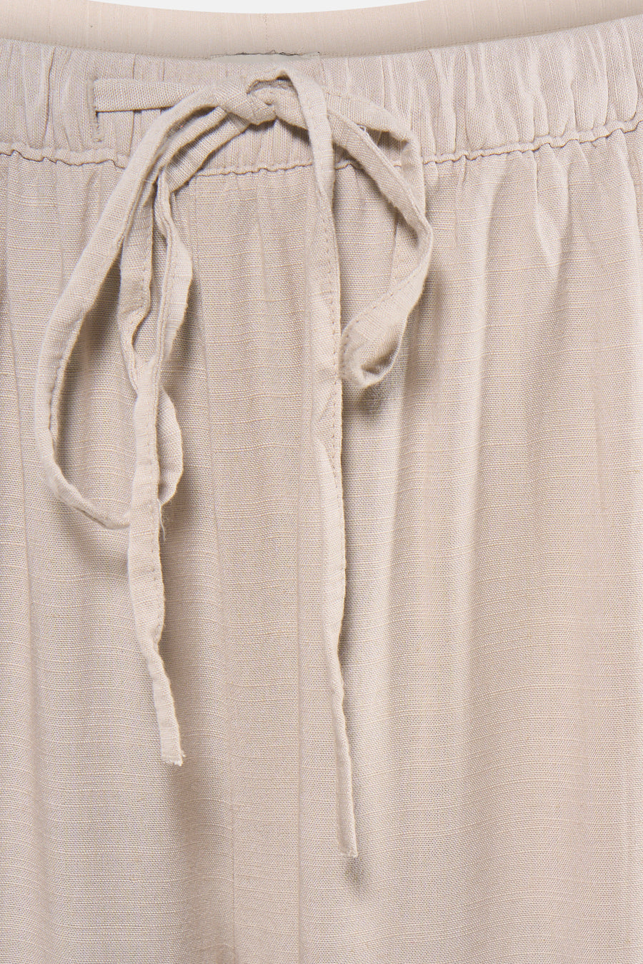 Pantalon écru en tissu aspect lin de JDY avec taille élastique, cordon de serrage et détails plissés.