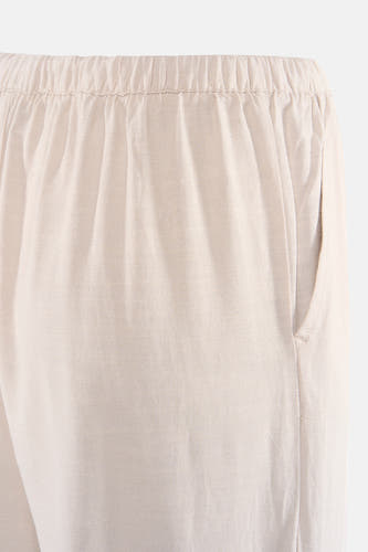 Pantalon écru de JDY avec taille élastique et poche latérale, gros plan.