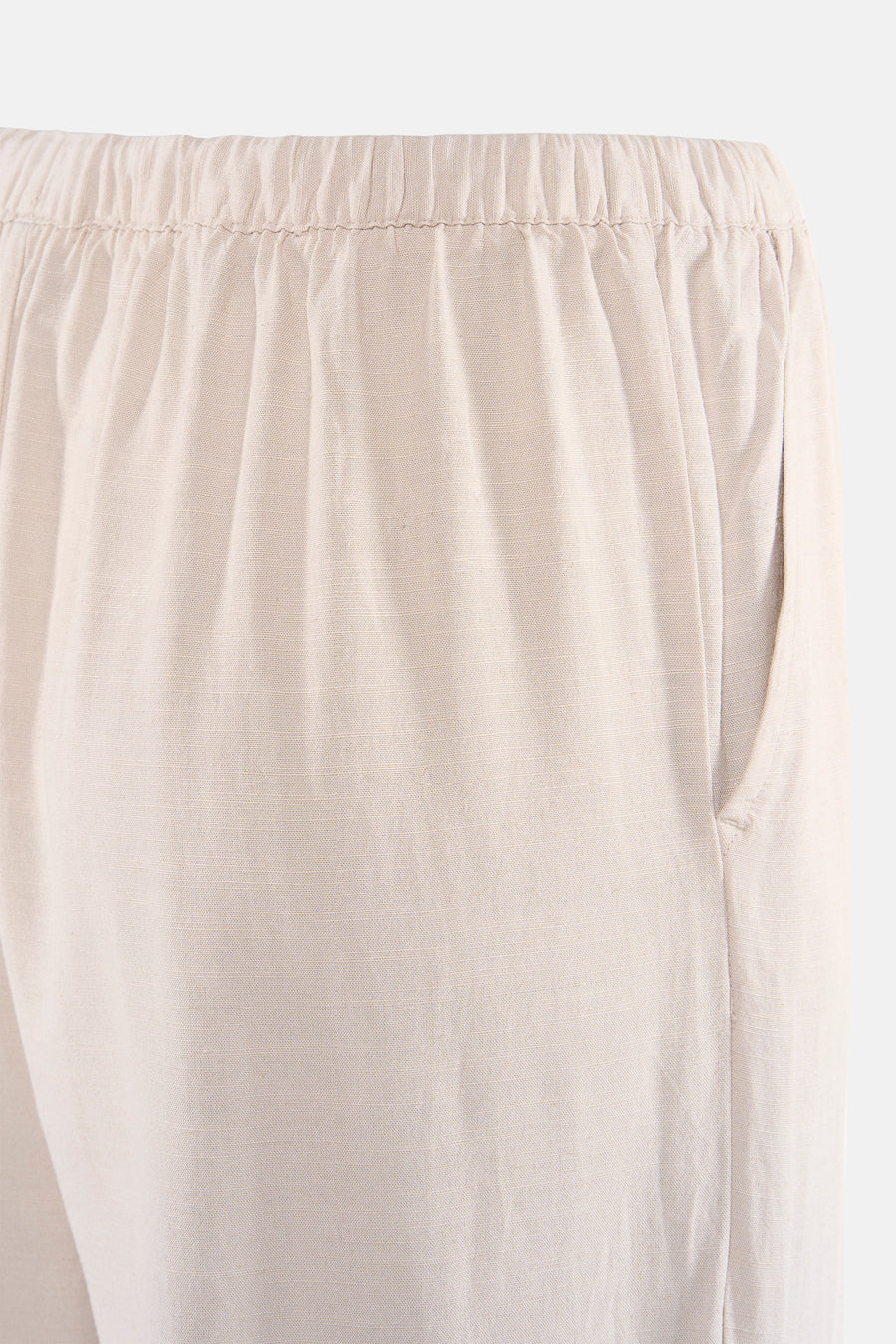 Pantalon écru de JDY avec taille élastique et poche latérale, gros plan.