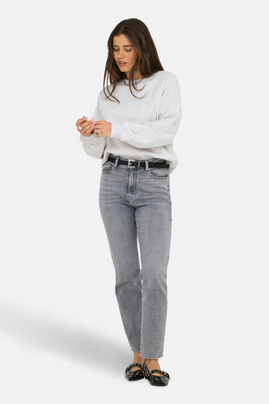 Pull-over gris ONLY®, associé à des jeans gris et des ballerines noires.