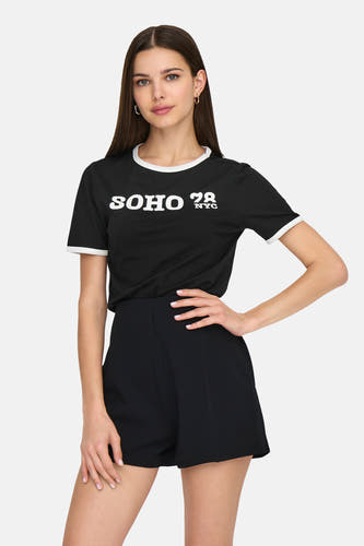 T-shirt noir à manches courtes de ONLY, avec des bordures blanches et une impression; porté avec un short noir.