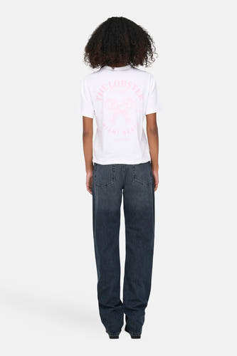 T-shirt blanc à manches courtes de ONLY®, avec une impression rose sur l'arrière, associé à des jeans larges.