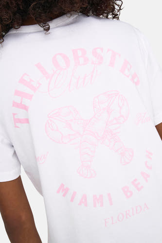 T-shirt blanc à manches courtes de ONLY, avec une impression de crevettes et du texte sur le dos.
