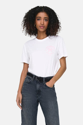 T-shirt blanc à manches courtes d'ONLY, avec imprimé "Lobster Club Miami Beach" en rose. Porté avec des jeans foncés et une ceinture.