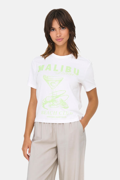 T-shirt blanc à manches courtes d'ONLY, avec une impression "Malibu Beach Club" verte claire et une illustration d'un verre de cocktail.