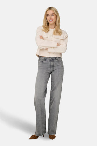 Jean en denim gris clair large de JDY, associé à un gilet blanc et des chaussures marron.