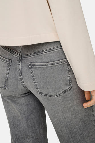 Jean en denim gris clair large de JDY, avec des poches arrière et un haut clair.