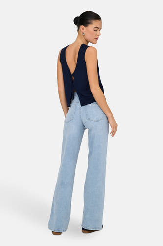 Jean en denim bleu clair large de JDY, avec des jambes larges et un style cinq poches classique.