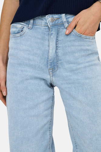 Jean en denim bleu clair large de JDY avec poche po main et bouton argenté.